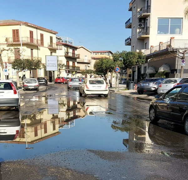 Fogne a cielo aperto a Corigliano Calabro. L’appello di Confcommercio a Comune e ASL
