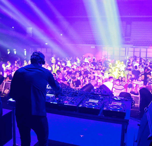 Riaprono le discoteche. Teatri, cinema e concerti al 100%
