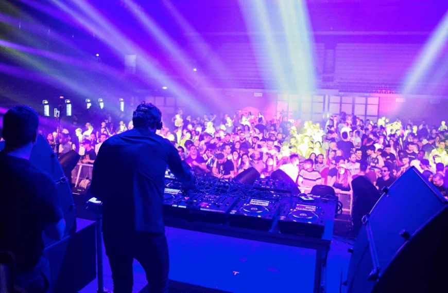 Riaprono le discoteche. Teatri, cinema e concerti al 100%