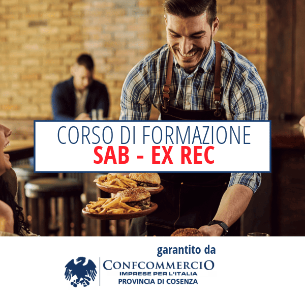 Un cameriere sorride mentre serve un piatto di hamburger e patatine a un tavolo con due clienti che conversano e ridono. Sopra è presente il testo "Corso di formazione SAB - EX REC"