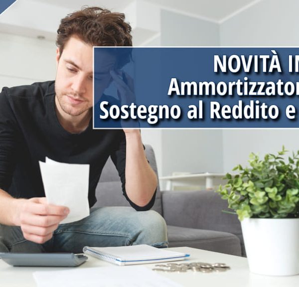 Un uomo giovane seduto a un tavolo, intento a esaminare documenti con un'espressione preoccupata, accanto a una calcolatrice e a un mazzo di chiavi. Sullo sfondo, un ambiente domestico accogliente.