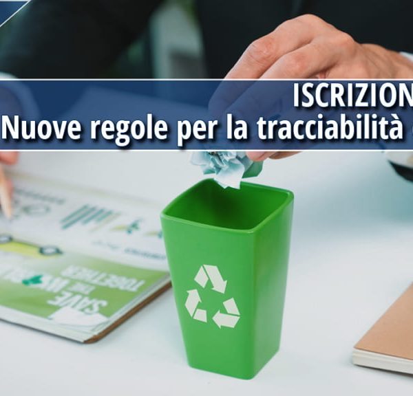 Un uomo in giacca e camicia butta un pezzo di carta in un piccolo cestino verde per il riciclo, mentre tiene una matita sopra un blocco con grafici ecologici. Sulla scrivania ci sono una tazza e un modellino di auto ricoperta di erba. Sopra l'immagine, un banner blu con il testo "ISCRIZIONE RENTRI - Nuove regole per la tracciabilità dei rifiuti".