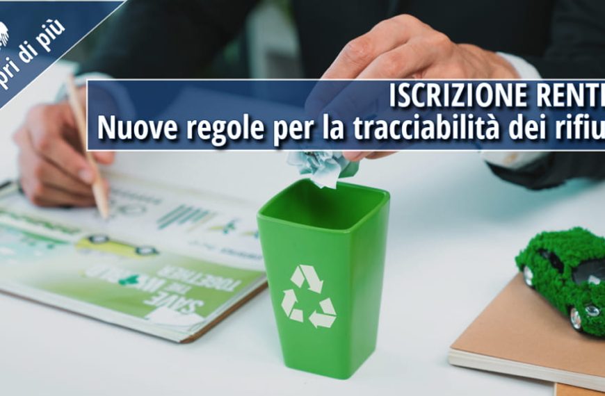 Un uomo in giacca e camicia butta un pezzo di carta in un piccolo cestino verde per il riciclo, mentre tiene una matita sopra un blocco con grafici ecologici. Sulla scrivania ci sono una tazza e un modellino di auto ricoperta di erba. Sopra l'immagine, un banner blu con il testo "ISCRIZIONE RENTRI - Nuove regole per la tracciabilità dei rifiuti".