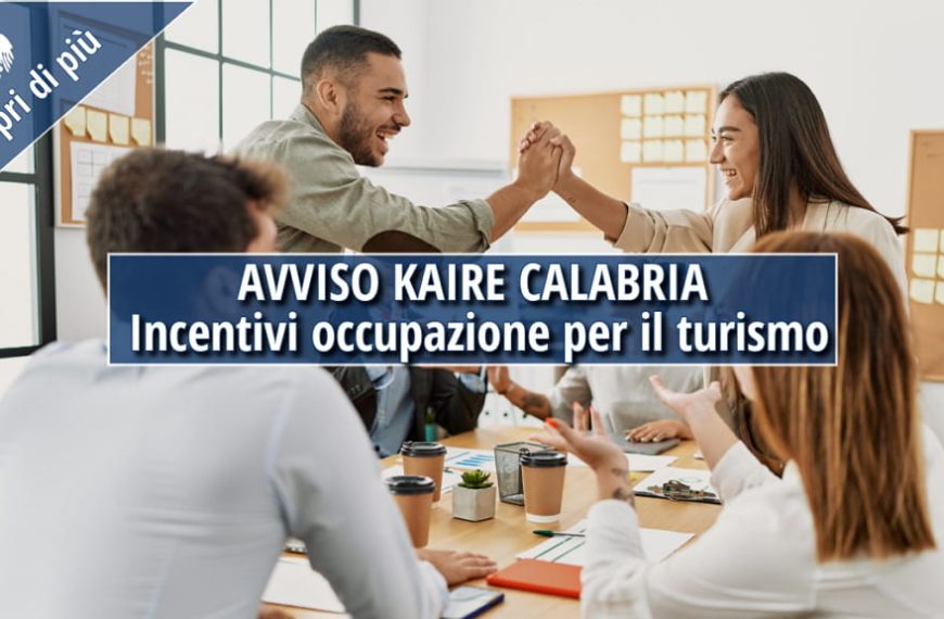 Persone in ufficio che si danno il cinque in segno di successo, con testo sovrapposto: 'AVVISO KAIRE CALABRIA - Incentivi occupazione per il turismo