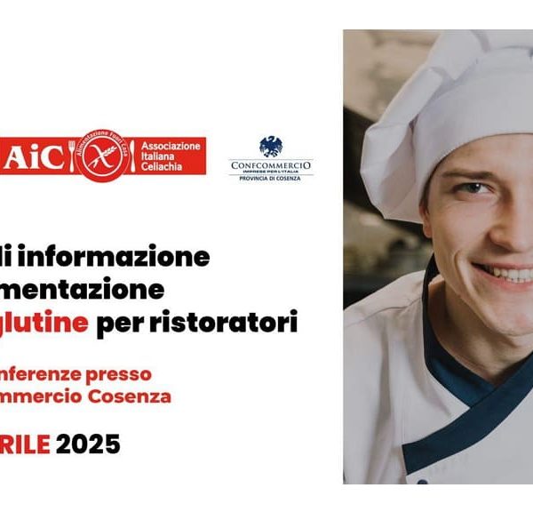 Chef sorridente accanto alla locandina del corso di informazione sull’alimentazione senza glutine per ristoratori, organizzato da Confcommercio Cosenza, AIC Calabria e ASP Cosenza, con data 28 aprile 2025.