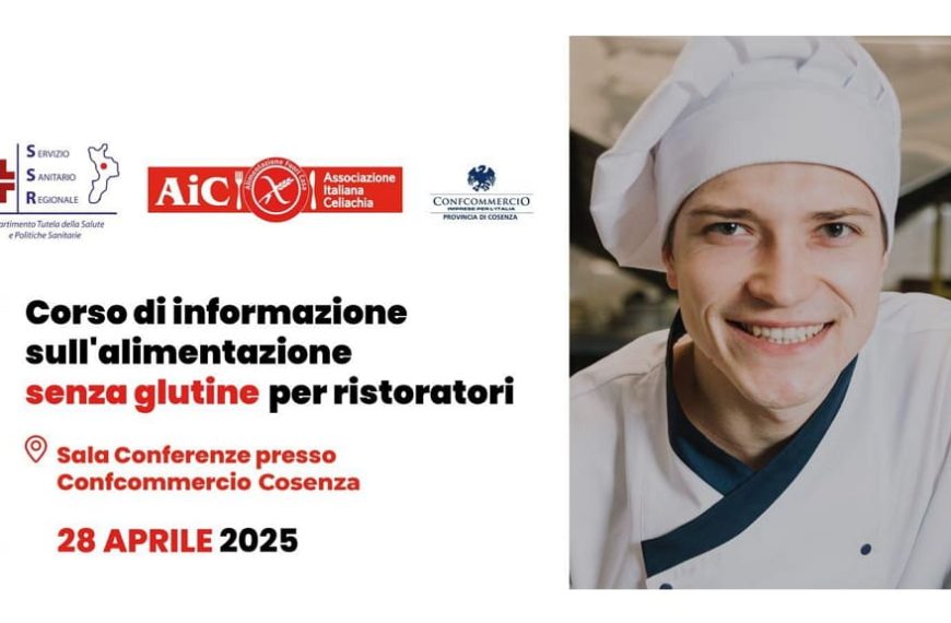 Chef sorridente accanto alla locandina del corso di informazione sull’alimentazione senza glutine per ristoratori, organizzato da Confcommercio Cosenza, AIC Calabria e ASP Cosenza, con data 28 aprile 2025.