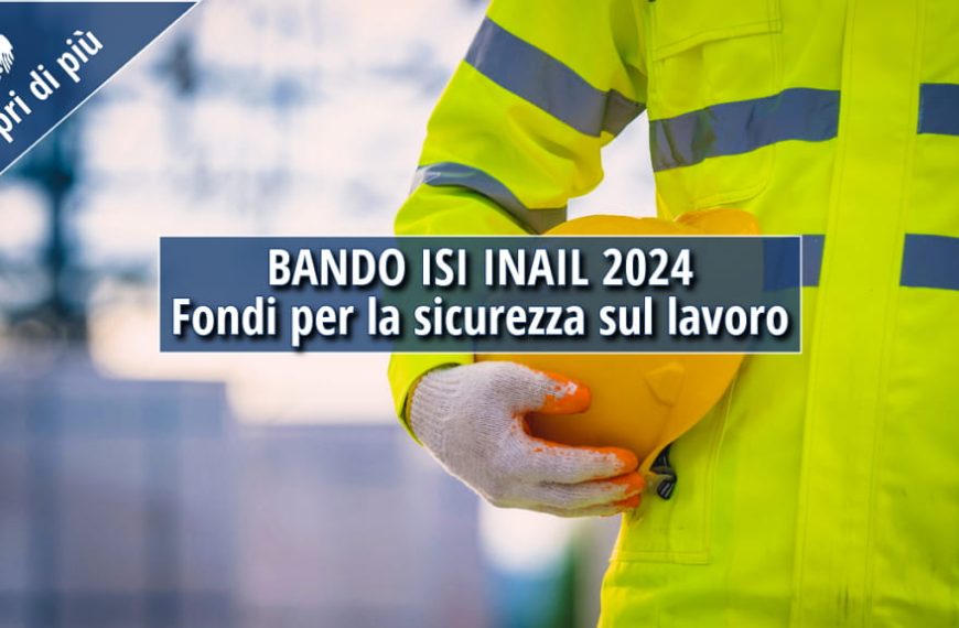 Operaio con giubbotto ad alta visibilità che tiene in mano un casco da cantiere, con il testo “Bando ISI INAIL 2024 – Fondi per la sicurezza sul lavoro”.