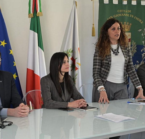 Vicepresidente di Confcommercio Cosenza Giovanna Oliverio presenta i bandi della Camera di Commercio di Cosenza a San Giovanni in Fiore insieme al sindaco Rosaria Succurro e ai rappresentanti locali.