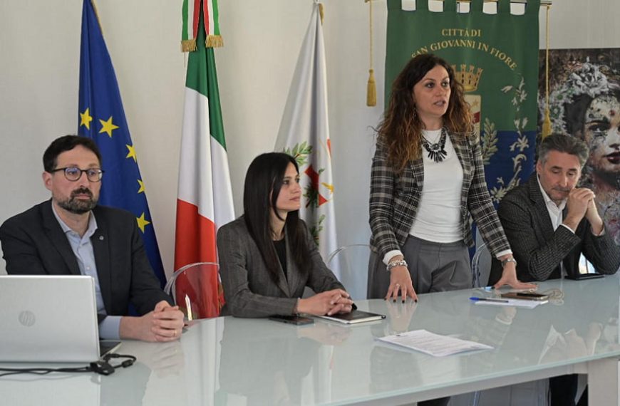 Vicepresidente di Confcommercio Cosenza Giovanna Oliverio presenta i bandi della Camera di Commercio di Cosenza a San Giovanni in Fiore insieme al sindaco Rosaria Succurro e ai rappresentanti locali.
