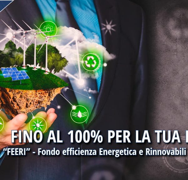 Uomo in abito tiene tra le mani un’isola galleggiante con pannelli solari, pale eoliche e alberi, simboli di energia sostenibile. Testo in sovrimpressione: “Fino al 100% per la tua impresa – FEERI – Fondo efficienza Energetica e Rinnovabili per le Imprese”.