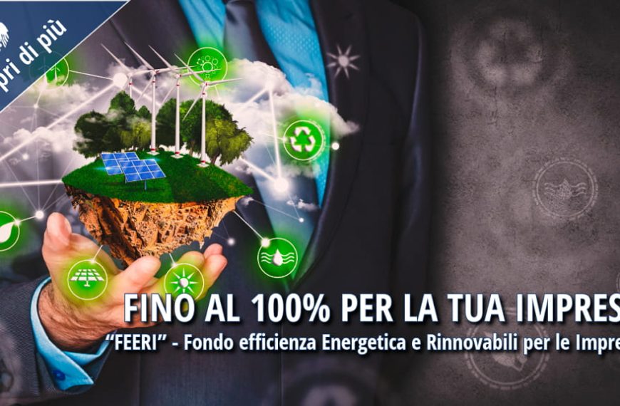 Uomo in abito tiene tra le mani un’isola galleggiante con pannelli solari, pale eoliche e alberi, simboli di energia sostenibile. Testo in sovrimpressione: “Fino al 100% per la tua impresa – FEERI – Fondo efficienza Energetica e Rinnovabili per le Imprese”.