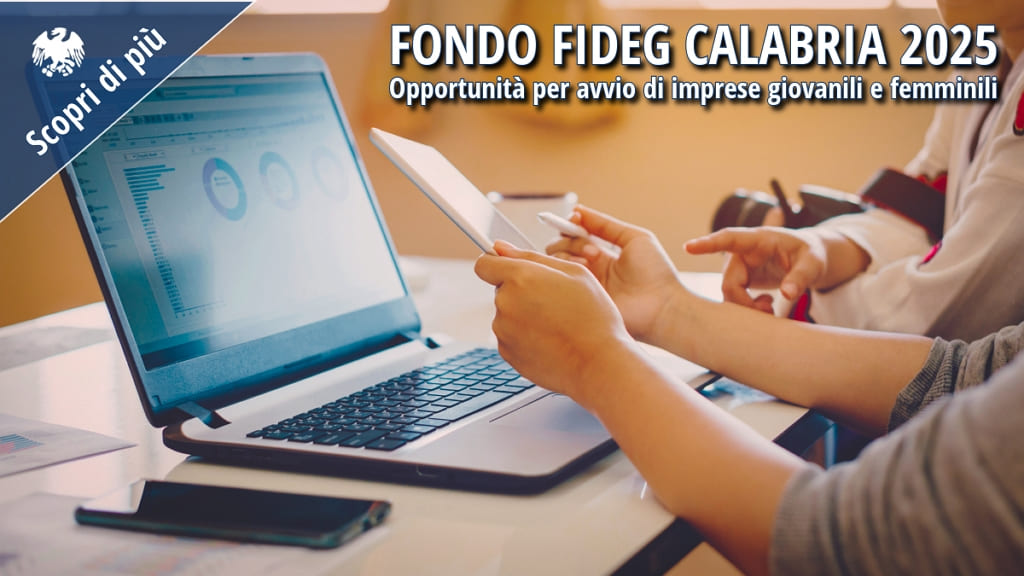Giovani discutono dati su laptop e tablet: formazione e supporto FIDEG Calabria.