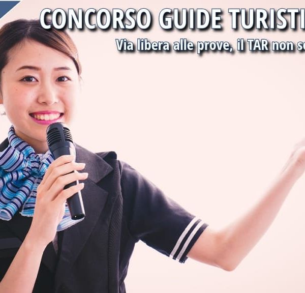 Guida turistica in uniforme con microfono in mano mentre accoglie i visitatori con un gesto della mano.