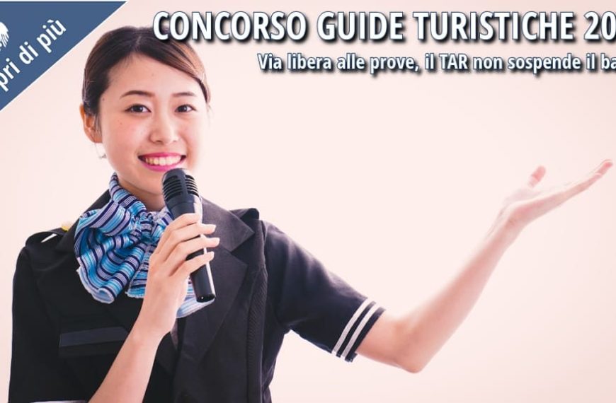 Guida turistica in uniforme con microfono in mano mentre accoglie i visitatori con un gesto della mano.