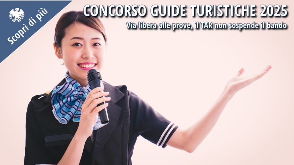 Guida turistica in uniforme con microfono in mano mentre accoglie i visitatori con un gesto della mano.