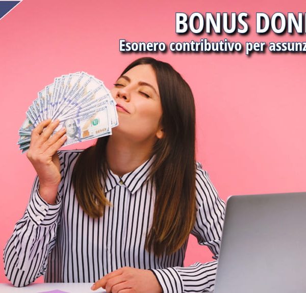 Donna con mazzetta di banconote seduta a una scrivania con laptop, simbolo del beneficio economico legato al Bonus Donne 2025 per le assunzioni femminili.