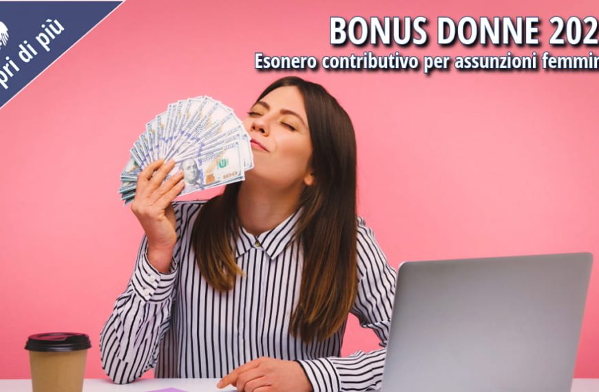 Donna con mazzetta di banconote seduta a una scrivania con laptop, simbolo del beneficio economico legato al Bonus Donne 2025 per le assunzioni femminili.