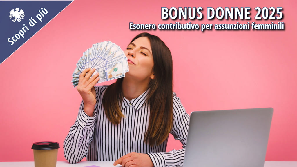 Donna con mazzetta di banconote seduta a una scrivania con laptop, simbolo del beneficio economico legato al Bonus Donne 2025 per le assunzioni femminili.