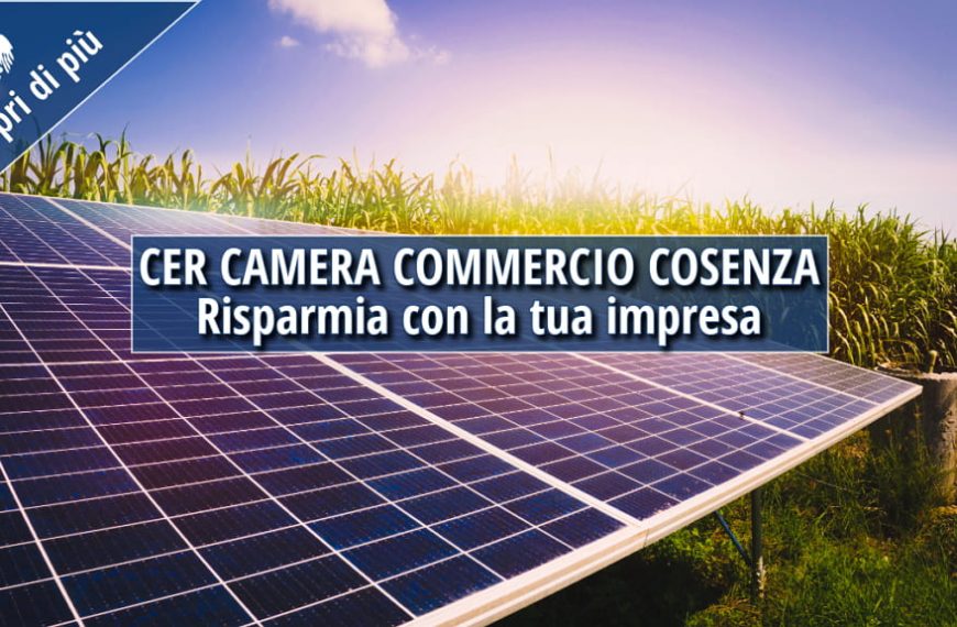 Impianto fotovoltaico con sole al tramonto e messaggio promozionale della Comunità Energetica Rinnovabile della Camera di Commercio di Cosenza