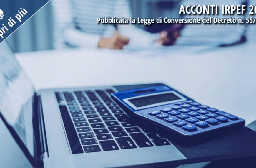 Calcolatrice e laptop su una scrivania durante una consulenza fiscale, con testo informativo sugli acconti IRPEF 2025.