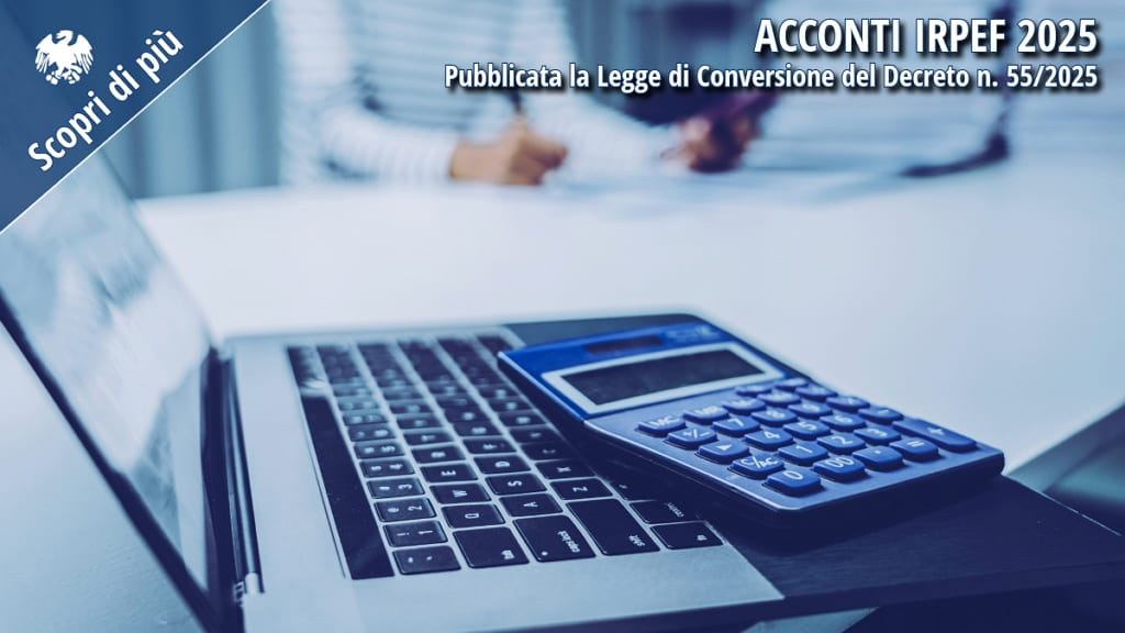 Calcolatrice e laptop su una scrivania durante una consulenza fiscale, con testo informativo sugli acconti IRPEF 2025.
