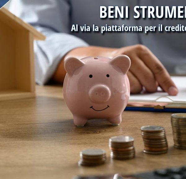 Immagine promozionale sul credito d’imposta beni strumentali 4.0 con salvadanaio, monete e persona che compila moduli.