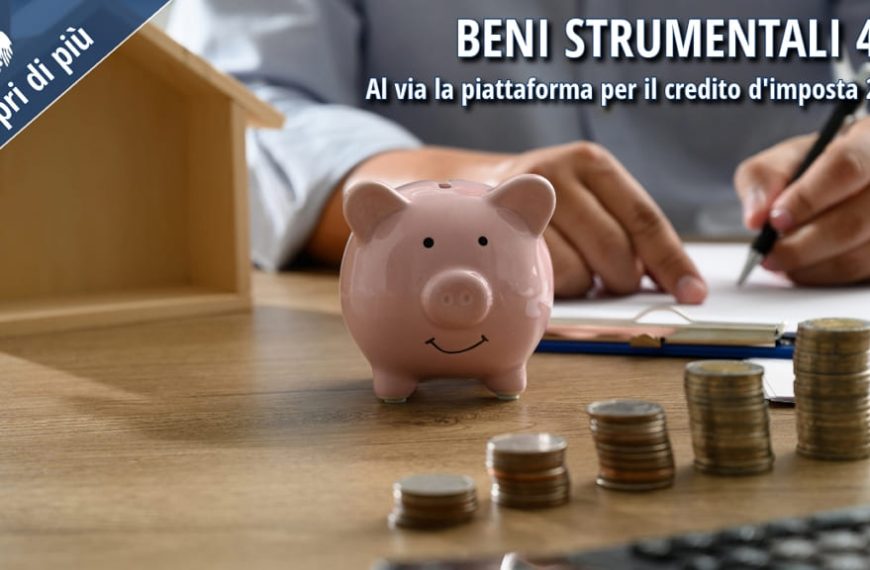 Immagine promozionale sul credito d’imposta beni strumentali 4.0 con salvadanaio, monete e persona che compila moduli.