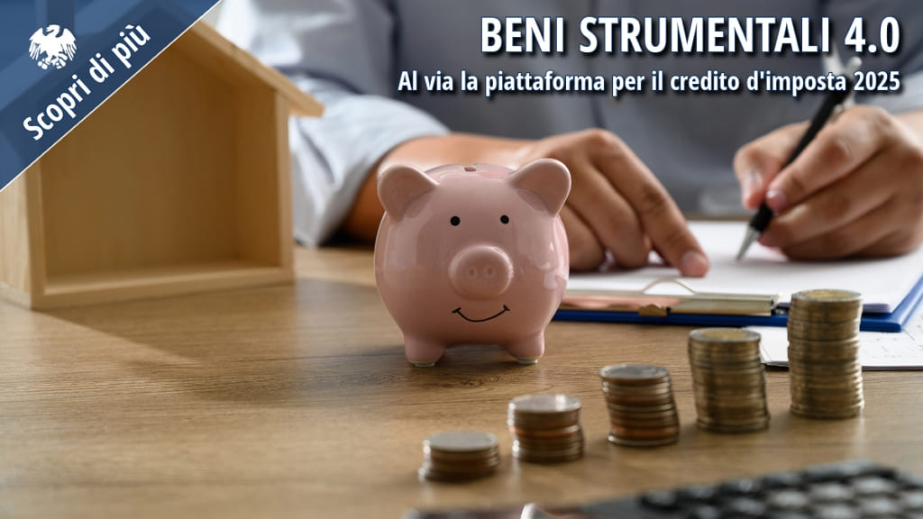 Immagine promozionale sul credito d’imposta beni strumentali 4.0 con salvadanaio, monete e persona che compila moduli.