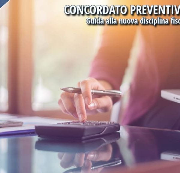 Persona al lavoro con calcolatrice e laptop, simbolo di attività amministrativa e fiscale.