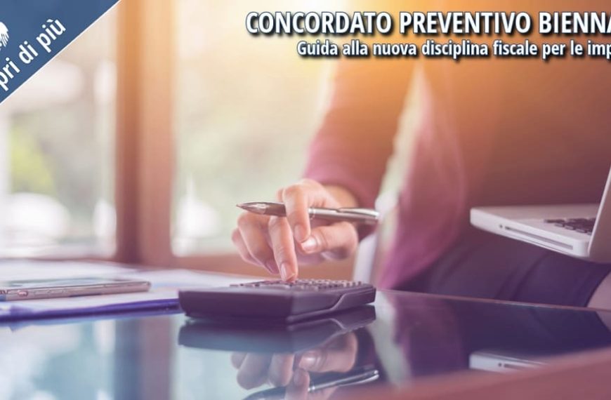Persona al lavoro con calcolatrice e laptop, simbolo di attività amministrativa e fiscale.