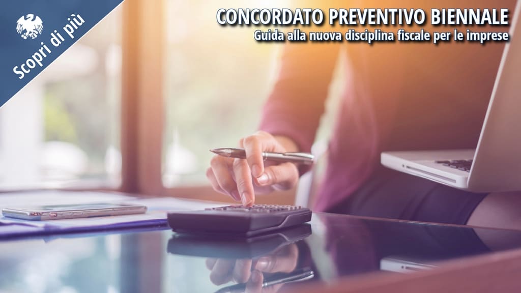 Persona al lavoro con calcolatrice e laptop, simbolo di attività amministrativa e fiscale.