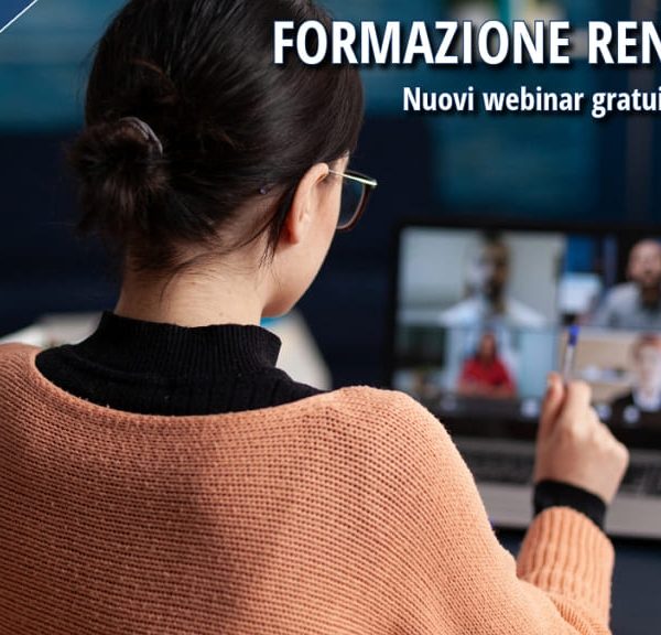Donna seduta alla scrivania mentre partecipa a un webinar formativo sul computer.