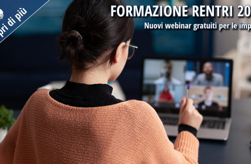 Donna seduta alla scrivania mentre partecipa a un webinar formativo sul computer.