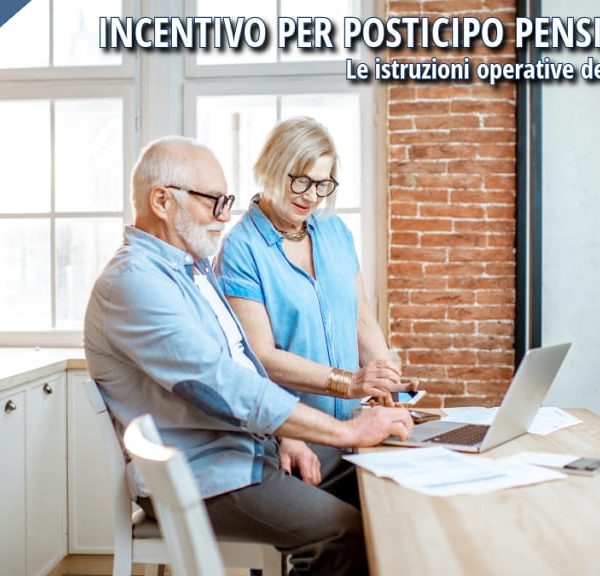 Due persone senior consultano documenti e lavorano al computer, simbolo della pianificazione pensionistica.