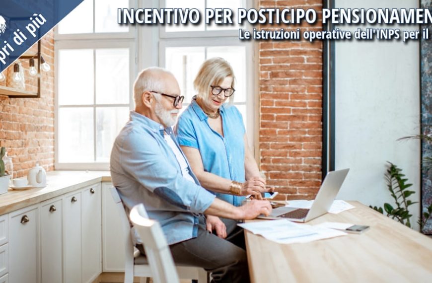 Due persone senior consultano documenti e lavorano al computer, simbolo della pianificazione pensionistica.