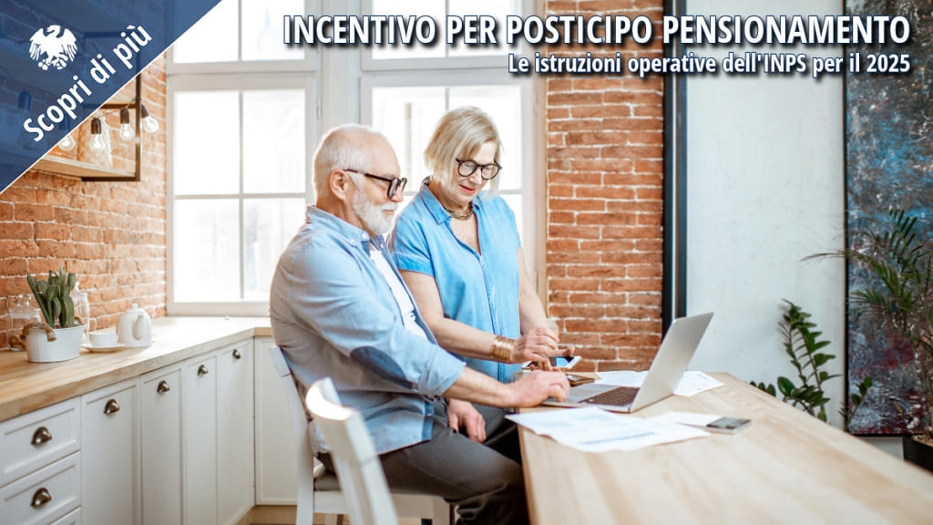 Due persone senior consultano documenti e lavorano al computer, simbolo della pianificazione pensionistica.
