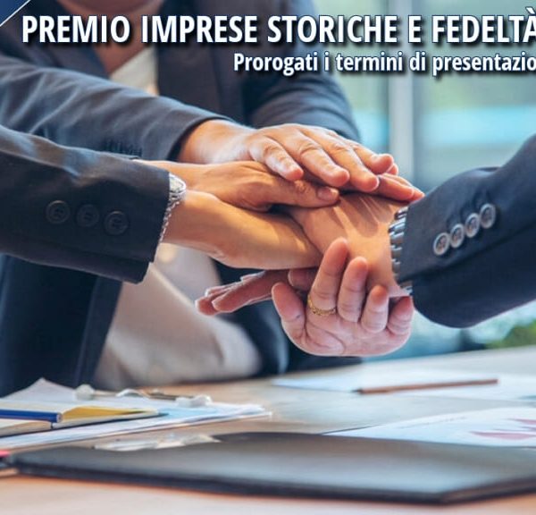 Stretta di mani tra colleghi d’azienda per simboleggiare fiducia e continuità del lavoro nelle imprese storiche della provincia di Cosenza.