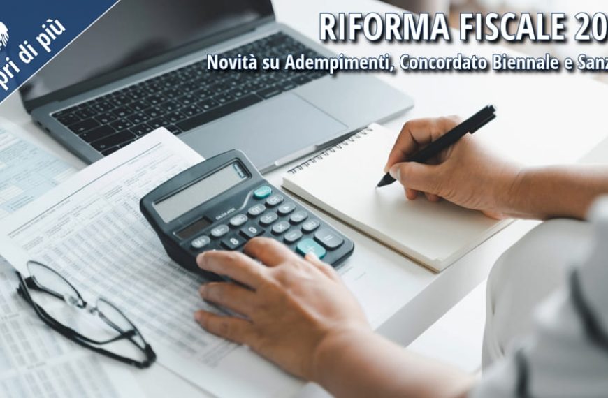 Persona al lavoro su documenti fiscali con calcolatrice e laptop, simbolo della riforma fiscale 2025