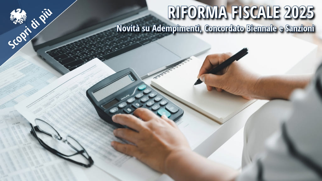 Persona al lavoro su documenti fiscali con calcolatrice e laptop, simbolo della riforma fiscale 2025