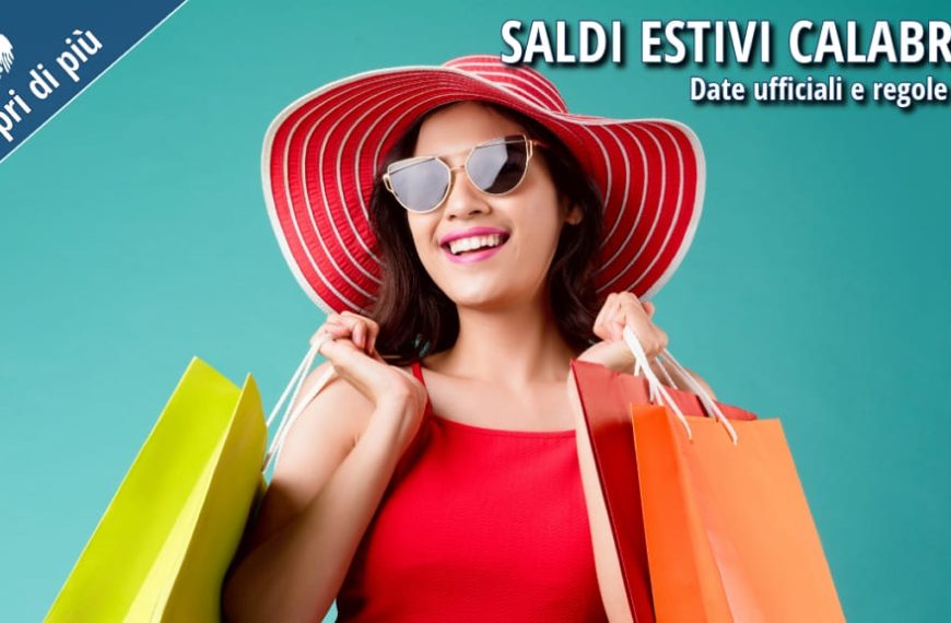 Ragazza vestita in abiti estivi, tiene in mano diverse buste di shopping colorate, approfittando dell’inizio della stagione estiva dei saldi.