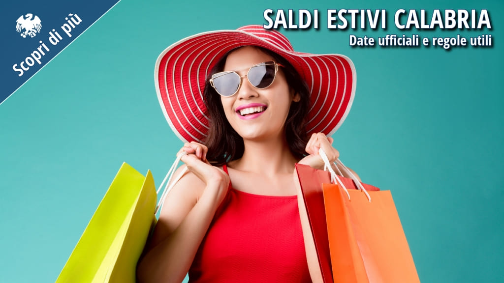 Ragazza vestita in abiti estivi, tiene in mano diverse buste di shopping colorate, approfittando dell’inizio della stagione estiva dei saldi.