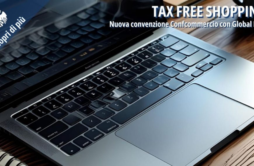 Tastiera di un laptop, simbolo di digitalizzazione dei servizi e nuove opportunità per le imprese grazie alla convenzione Tax Free Shopping.