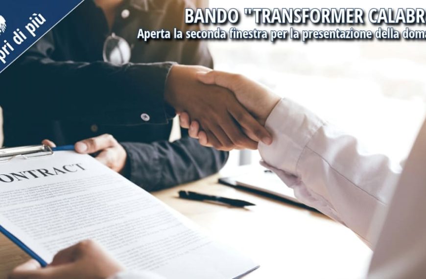 Due persone si stringono la mano durante la firma di un contratto di lavoro.