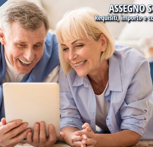 Coppia di anziani sorridenti che consulta un tablet per informarsi sull’assegno sociale 2025.