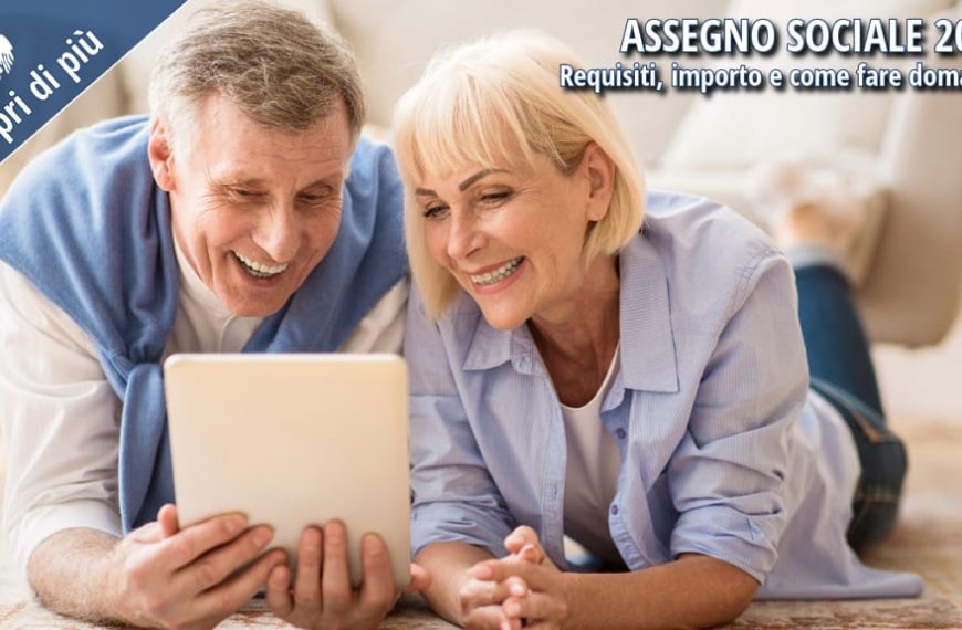 Coppia di anziani sorridenti che consulta un tablet per informarsi sull’assegno sociale 2025.