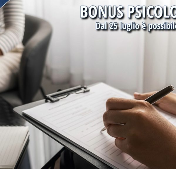 Psicologo con paziente durante una sessione, mentre compila una scheda.