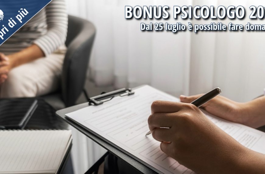 Psicologo con paziente durante una sessione, mentre compila una scheda.