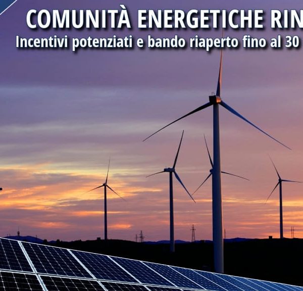 Impianto eolico e pannelli solari al tramonto, simbolo delle comunità energetiche rinnovabili.