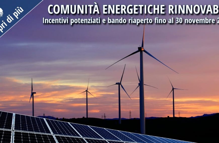 Impianto eolico e pannelli solari al tramonto, simbolo delle comunità energetiche rinnovabili.