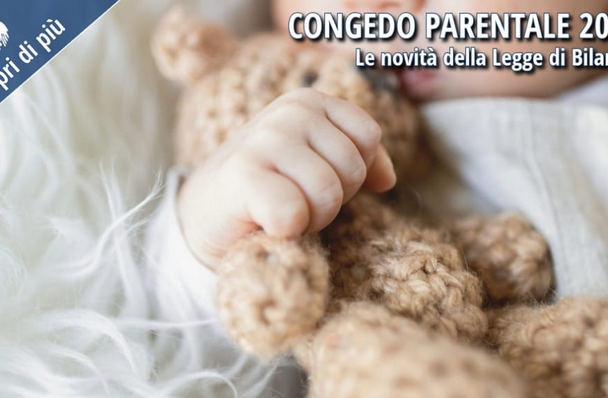 Mano di un neonato che stringe un orsacchiotto di lana, simbolo del congedo parentale 2025 e delle nuove misure a sostegno dei genitori.